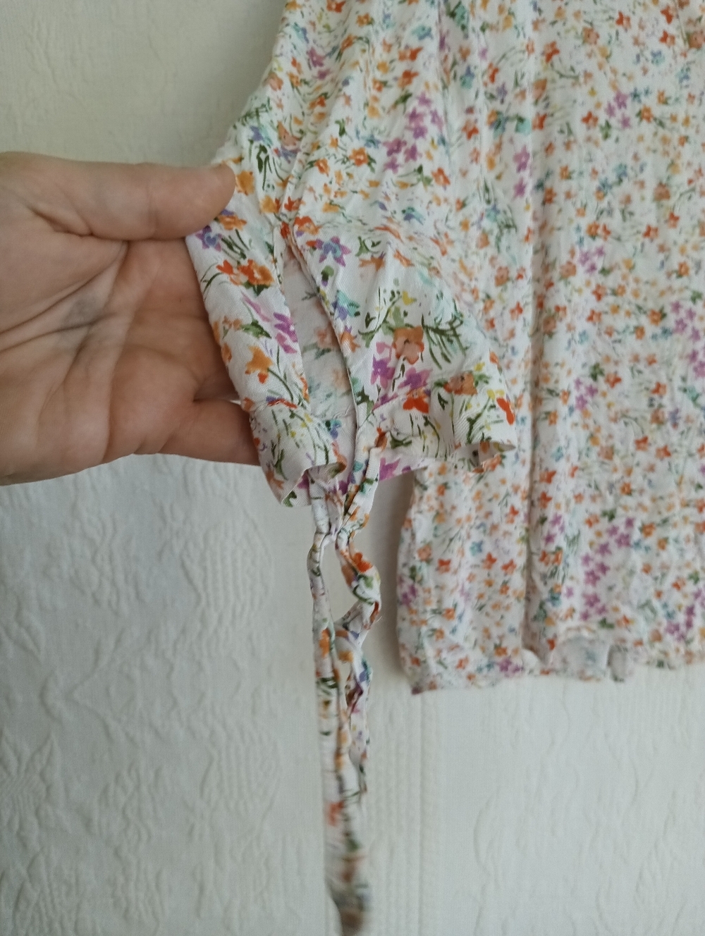 Cynthia Rowley White Ditsy Floral Blouse Pink Orange Vneck Tie Front Light - Picture 6 of 9